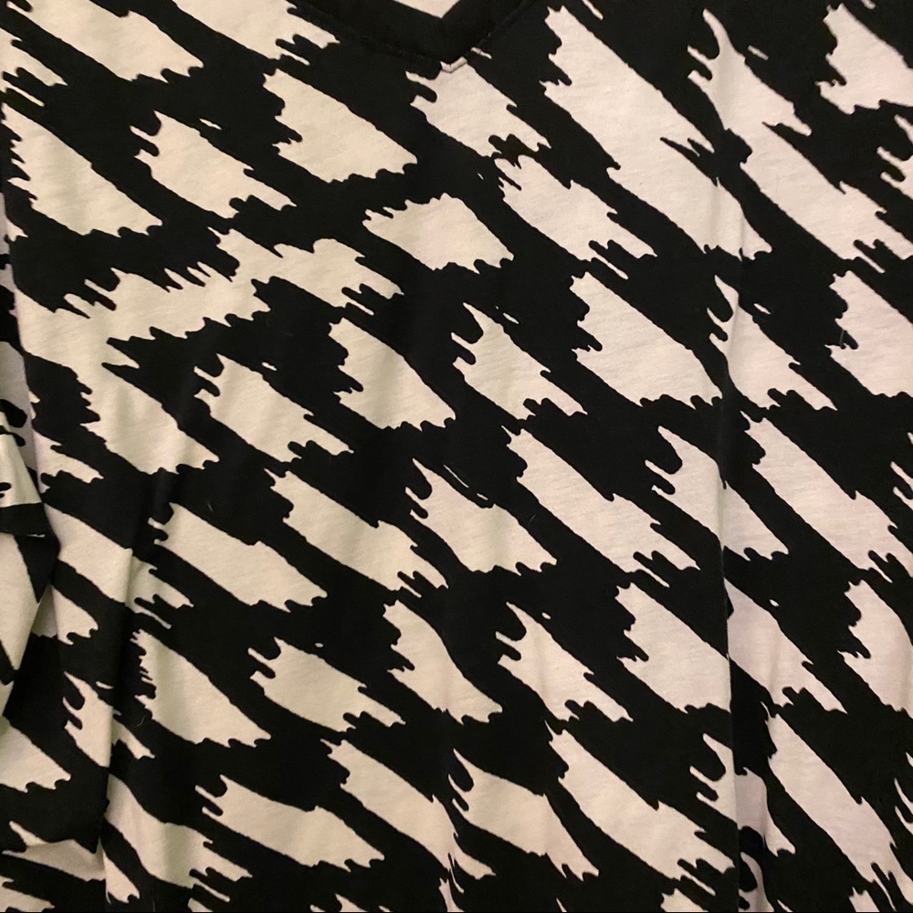 Lularoe Pattern Tee - Picture 3 of 3